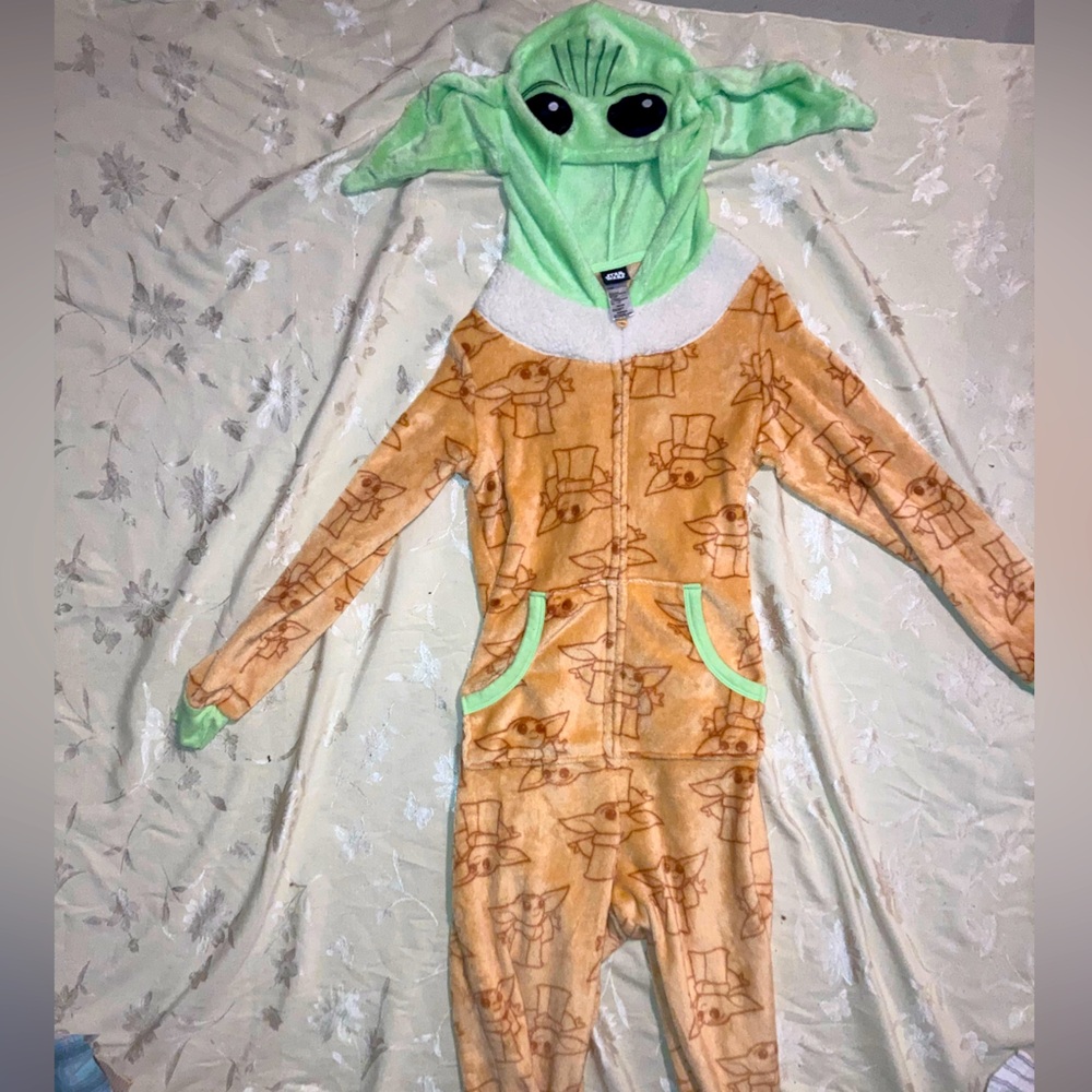 Star Wars Yoda costume/pajamas. Size Small 4-6